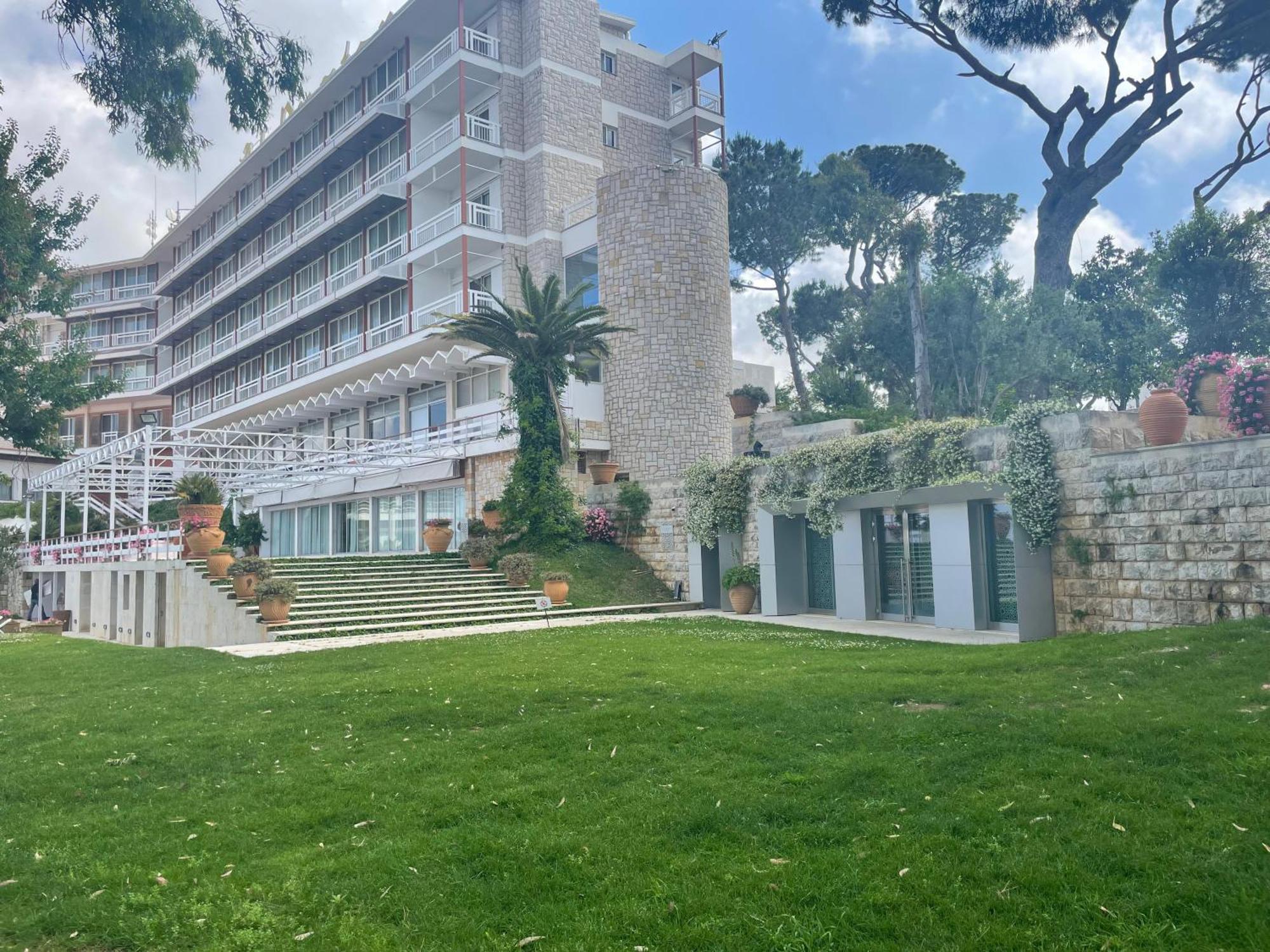 Hotel Al Bustan Beit Mery Exterior foto